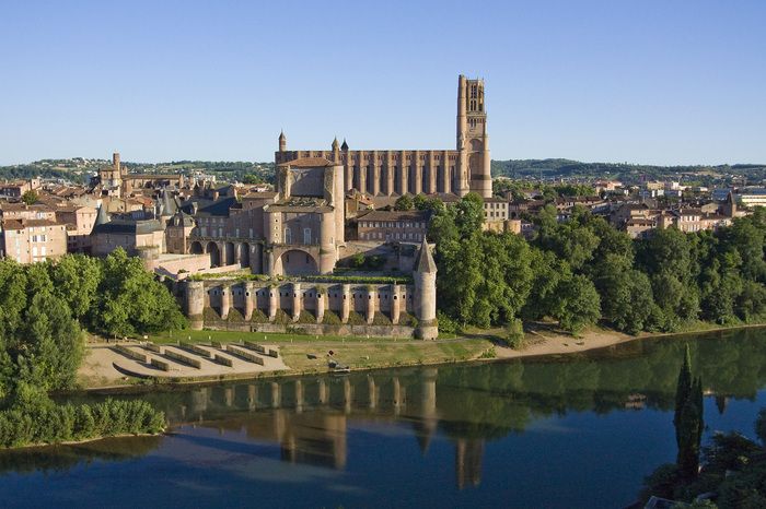 Déambulez dans les rues piétonnes d’Albi, à la découverte des « pépites » inscrites au Patrimoine Mondial de l’Humanité tour à tour discrètes ou imposantes, mais toujours marquées par différentes épo…