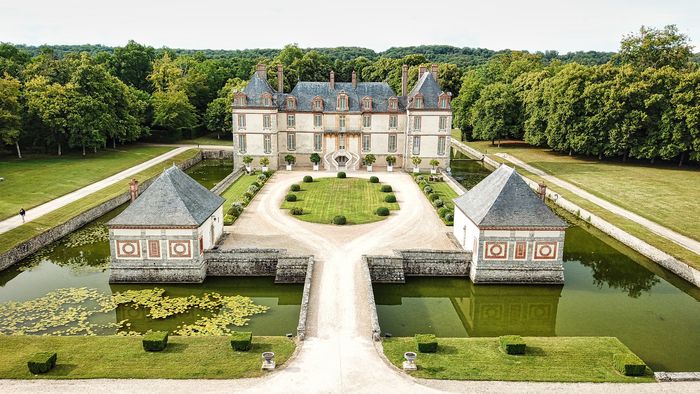 Im Herzen des Waldes von Fontainebleau. Dieses elegante Bauwerk ist als Historisches Denkmal und umgeben von Treibhäusern im Freiwasser bekannt und bietet einen einmaligen Rahmen.