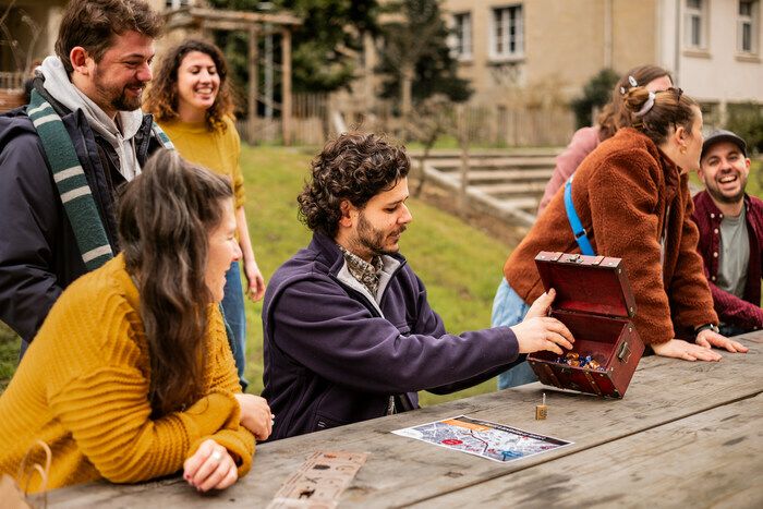 Elucidez 10 énigmes envoyées sur votre boite mail pour participer à la grande chasse au trésor du Millénaire !