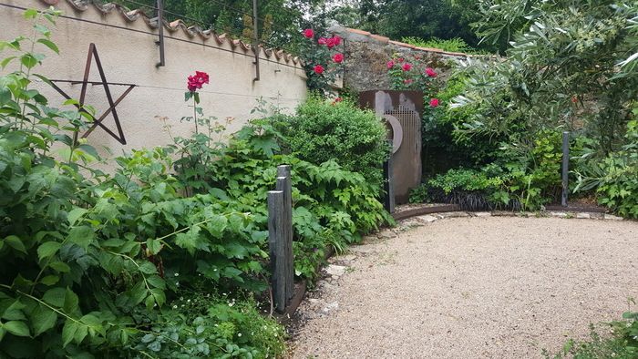 Dieser 100 Quadratmeter große Landschaftsgarten wurde 2014 von Emilie Graham, Landschaftsarchitektin der Ecole Superior du Paysage in Bordeaux, entworfen.