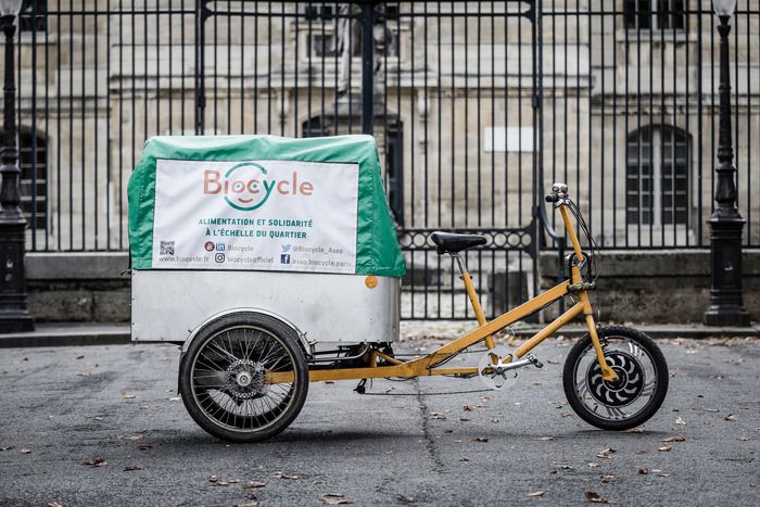 Collecte des invendus alimentaire auprès des commerçants du marché de l'Eglise à Pantin et redistribution des denrées aux Relais Solidaires