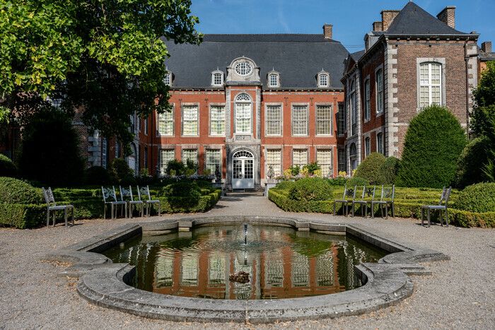 Das Museum der dekorativen Künste hat als Dekor ein sehr schönes altes Herrenhaus aus dem Jahrhundert der Aufklärung, das der Grafen von Groesbeeck. Das Gebäude ist in das außergewöhnliche Patrimoiune