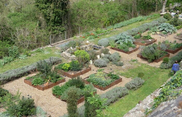 Empfang durch Mitglieder der Vereinigung "Die Freunde des Priorats von Monsempron", die diesen Garten geschaffen hat und pflegt.