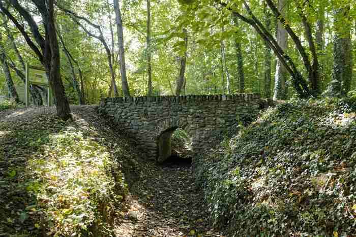 Cet ouvrage d'art, construit au XVIIe siècle par le marquis de Louvois, ministre de Louis XIV, alimentait en eau les jardins et fontaines de son château de Meudon. Des vestiges de ce réseau subsisten…