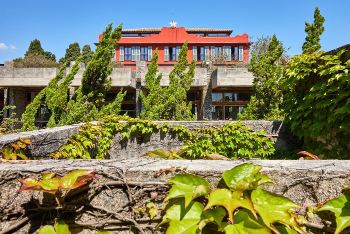 Die Villa Arson befindet sich in einem weitläufigen Anwesen mit herrlichem Blick auf die Stadt Nizza und die Bucht der Engel. Die zeitgenössische Architektur, die Sie während der Tour entdecken werden