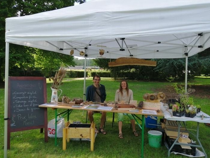 Lokaler Kunsthandwerksmarkt zum Thema Garten und Natur (Verkauf von Pflanzen, handbemalten Schiefern, Makramee-Schmuck und Schmuck auf Pflanzenbasis, Null-Abfall-Textilkreationen, Produkte ...