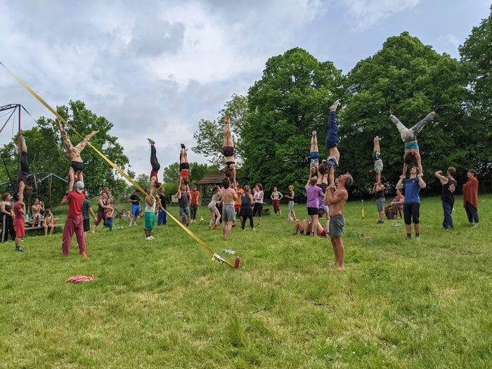 Venez découvrir les spectacles proposés à l'occasion de la Convention d’Équilibres organisée à la Maison de Courcelles, le tout sous chapiteau !