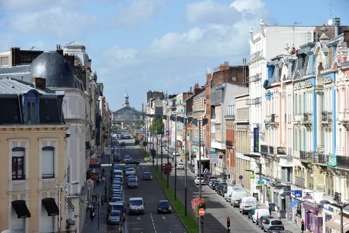 Arpentez deux artères importantes de la ville et découvrez l'histoire de la ville façonnée par l'industrie textile en une centaine d'années.