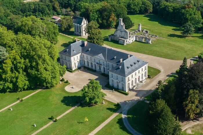 Venez découvrir le domaine de Chaalis, ses ruines du XIIIe siècle, la chapelle et ses fresques de la Renaissance, la roseraie classée jardin remarquable ainsi que l’exceptionnelle collections rassemb…