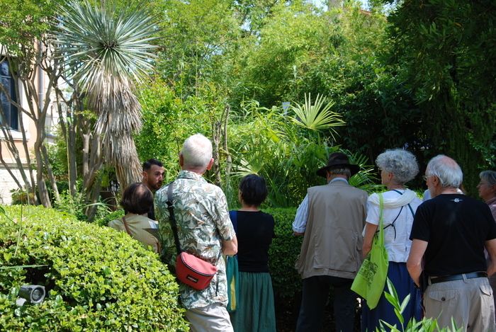 Kommen Sie und genießen Sie die Gärten der Villa auf einer geführten Tour, die von Fanny Vouland, Kulturvermittlerin und Baptiste Picus, unserem Landschaftsgärtner, präsentiert wird.