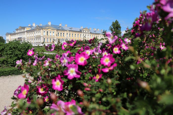 Am 1\. Juni laden wir Sie ein, einen gemütlichen Nachmittag im französischen Garten des Schlossmuseums Rundāle zu verbringen. Erleben Sie den Zauber des Gartens und lassen Sie ihn alle Ihre fünf Sinne