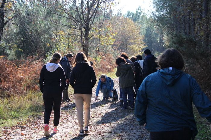 Atelier de découverte de la nature grâce aux 5 sens pour les tout petits aidés par leurs parents.