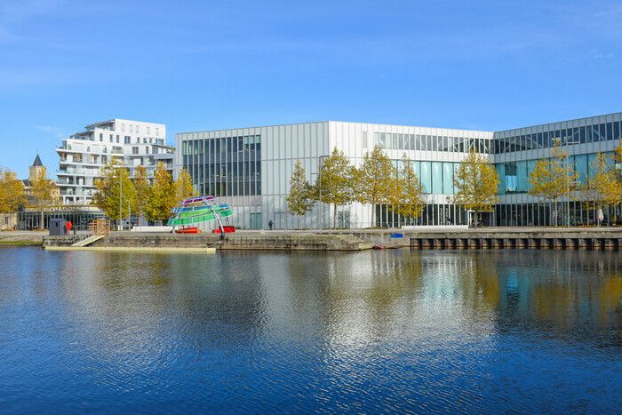 Ancien site industriel, la presqu'île s’est largement métamorphosée au cours des dernières années : architectures novatrices, jardins paysagers, et nouveaux logements, font de ce quartier le lien nou…