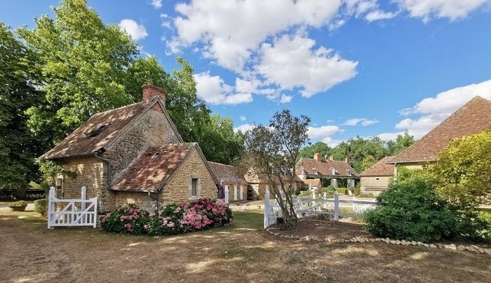 Das 1726 von Martin de la Porte erbaute Herrenhaus von Crottay ist um ein ehemaliges Jagdrevier organisiert. Der Park im englischen Stil wird von einem Graben durchquert und strukturiert. Die verschie