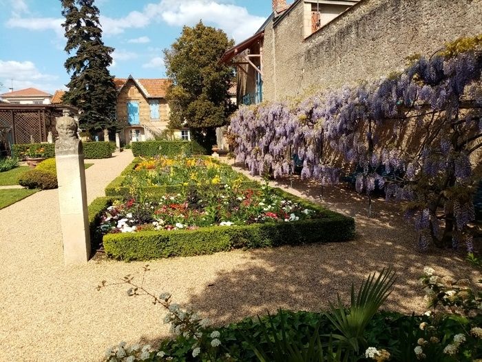 Der ehemalige Atelier und Wohnsitz des Bildhauers Biterrois Injalbert, der Garten der antoninischen Villa besteht aus verschiedenen Brunnen, Pergolla und beherbergt verschiedene Werke des Künstlers. Z