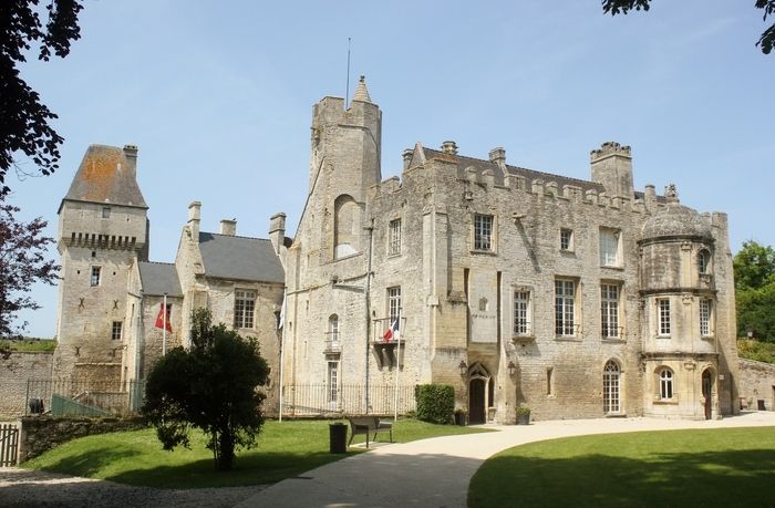 La visite guidée permet d’accéder aux différentes pièces du château, à l’ensemble du musée de la radio ainsi qu’à la Tour Carrée (BBC) du château.