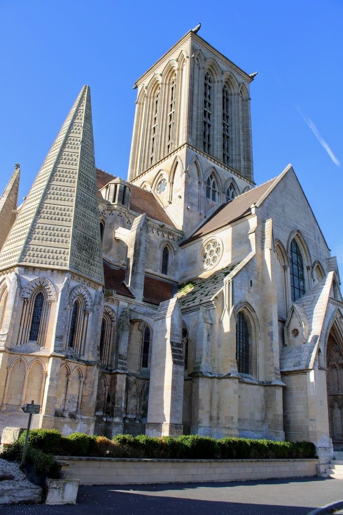 Découvrez cet édifice du XIIIème siècle grâce à une visite étonnante accompagnée de documents historiques, architecturaux,.... et de la légende de sa création