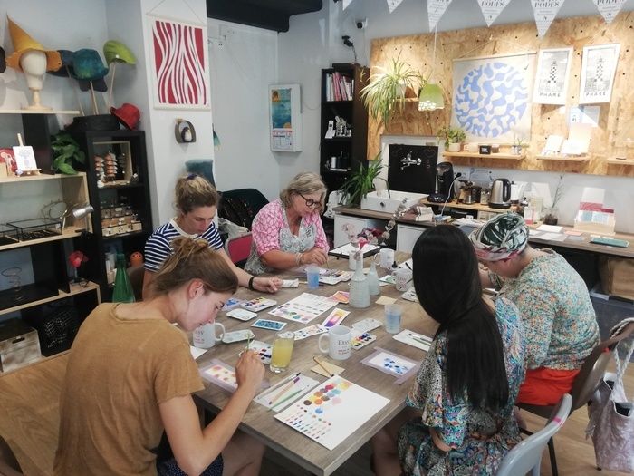 Atelier de 3h d'aquarelle : exploration créative, découverte et lâcher prise. C'est un espace bienveillant et calme, pendant lequel le cerveau se pose et la main prend le relai.