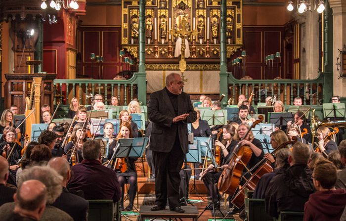 Créé en 1970, le West London Sinfonia est un orchestre symphonique, basé à Ealing et Chiswick (à l'ouest de Londres), composé de musiciens professionnels et amateurs.