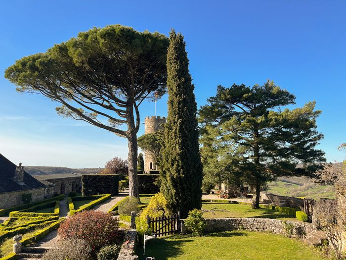 Führungen durch das Schloss, gefolgt von einer Führung durch den Garten (Samstag und Sonntag von unserem Chefgärtner).