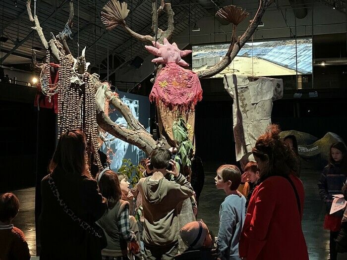 Lors de cette visite d’une heure en compagnie d’un·e guide, les enfants découvrent l’exposition Panorama 25 à travers un parcours d’œuvres adapté à leur âge.