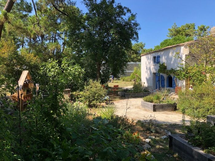 Das Bauernhaus ist eine Stätte für Olerone-Architektur und Öko-Bau, bestehend aus einem traditionellen Bauernhof, einem Dolmetschzentrum, einem Landschafts- und Gemüsegarten.