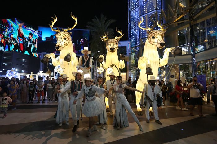 Une déambulation artistique et la présence du Père Noël sur la Place Aristide Briand.