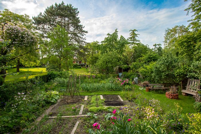 Gemeinschaftsgarten mit Figurenausstellung