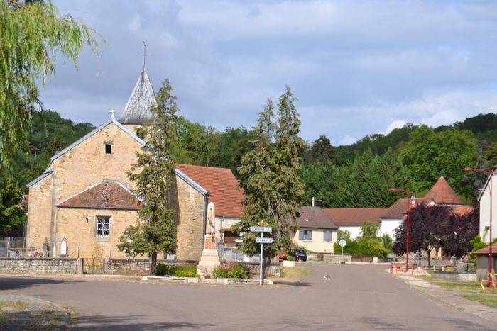 Visitez l'église datant du XVIIIe siècle, puis déambulez dans le village et évoquez les personnages illustres qui y vont vécu. La visite se termine au Parc de Nymphée.