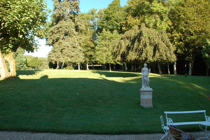 Venez découvrir un parc d'un peu plus d'un hectare enserrant un pavillon XVIIIe siècle, édifié par un chanoine.