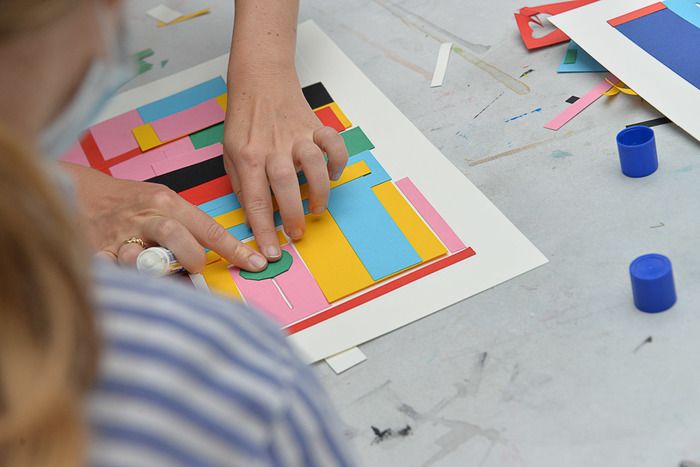 Décollage est un atelier de papiers découpés mobiles où les enfants sont invités à animer formes et couleurs par des systèmes de pop­up.