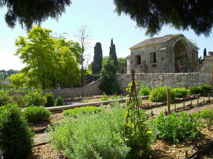 Der mittelalterliche Garten von Béziers befindet sich neben dem Anwesen von St Jean d'Aureilhan. In diesem historischen und friedlichen Rahmen, der an eine Kirche aus dem 12\. Jahrhundert angrenzt, en