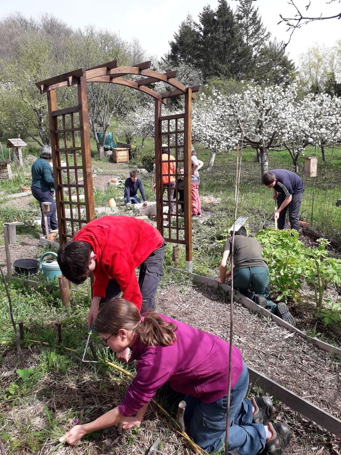 Sie werden von Mitgliedern der Vereinigung Blanzat Erzählt Mir Eine Geschichte begrüßt. In einem ersten Schritt wird Ihnen die Entstehungsgeschichte des Projektes Bonbonnier-Garten vorgestellt. Der Ch