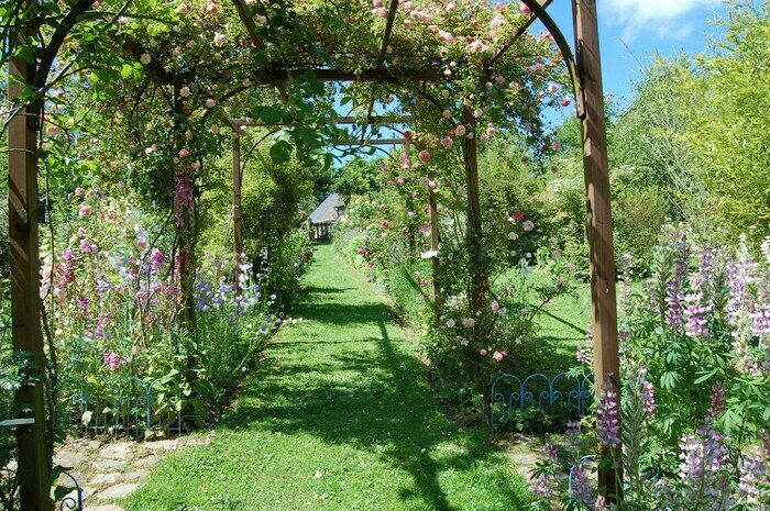 Mit Wasser, Schatten und Licht spielt der Garten für einen Spaziergang voller Frische. 1600 Sorten von alten, gallischen, botanischen und englischen Rosen, eine schöne Halskette...