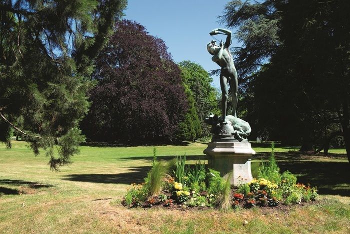 Warum wird der Ginkgo der 40-Ecu-Baum genannt? Gegen was kämpft Gilliatt an seiner Statue? Lass dich von einem Spaziergang durch die bemerkenswerten Bäume und Skulpturen mitreißen. Entdecke...