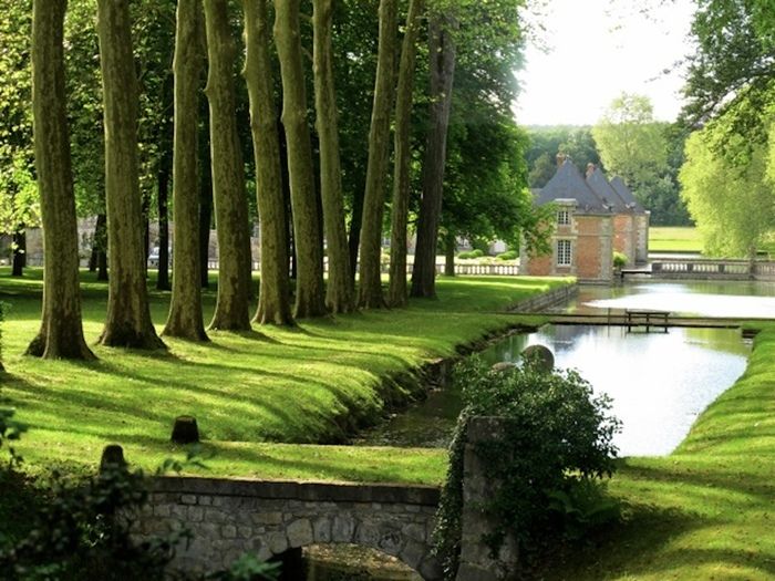 In der Nähe von Paris ist Courances einer der schönsten Gärten Frankreichs und bewohnt ein Schloss Louis XIII., das als historische Denkmäler klassifiziert ist. Der Park von Courances und das Schloss