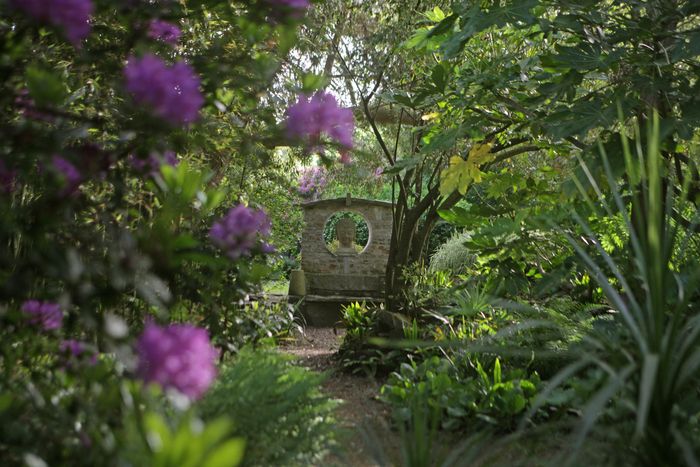 Geführte Besichtigung der duftenden Arten in Begleitung von Eric Pellerin, Enkel des Parfümeurs/Schöpfers des botanischen Gartens.