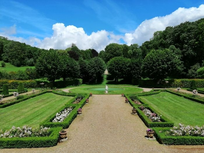 Visites guidées à 15 h et 16 h 30 d'un jardin classique créé au XVIIe, augmenté d'une promenade romantique au XIXe.