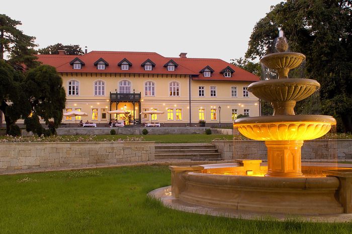 Führung im Weinkeller und Schlossgarten, Präsentation der Geschichte des Anwesens und der Adelsfamilie.