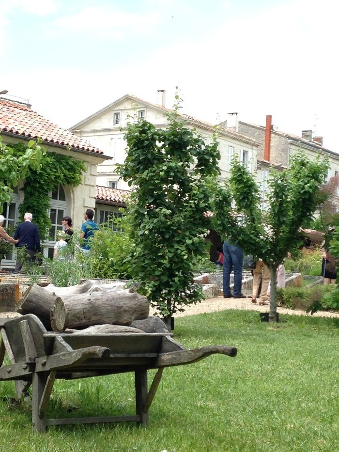 Spazieren Sie durch diesen pädagogischen Garten, der von den vielen Schulkindern gepflegt wird, die das ganze Jahr über den Rat des Gärtners befolgen.