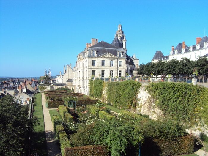 Die Gärten des Bistums bieten einen Panoramablick auf die Loire und das linke Ufer der Stadt. In Begleitung eines Gärtners und einer Fremdenführerin (wieder) entdecken Sie diese kleine grüne Oase in d