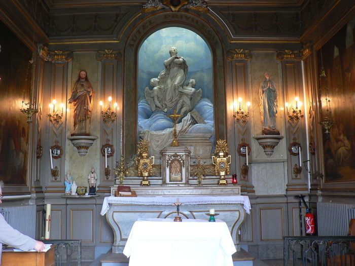 Construit au XVIIIe siècle, l’hôpital s’articule autour de la chapelle. Celle-ci est mise en valeur par son fronton sculpté.