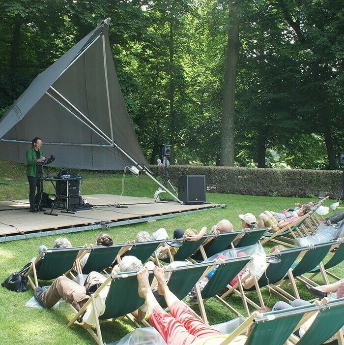 Ein einzigartiges musikalisches Erlebnis im Freien! Lassen Sie sich in einer grünen Umgebung von einer schwebenden und sinnlichen Melodie mitreißen. Setzen Sie sich in vibrierende Liegen, die die Musi