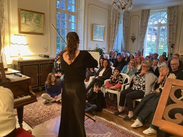 Marie-Pascale Talbot, concertiste de talent et professeur de piano au concervatoire de Caen interprétera plusieurs pièces pour piano dans les salons du chateau.