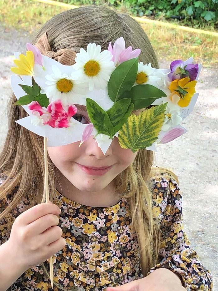 Wähle deine Maske und suche nach Blumen und Blättern der Saison, um sie auf deine Weise zu dekorieren. Mit Pierre Feuille Cactus.