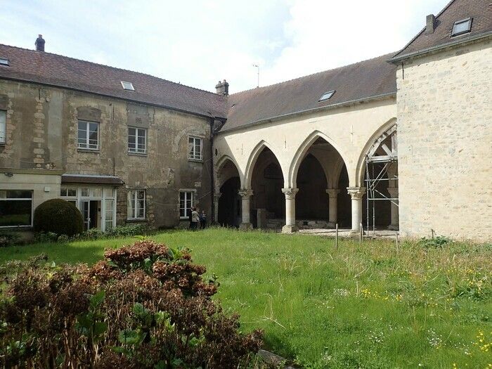 Cet hôtel particulier est la continuation de l’hôpital Saint-Martin fondée par Louis VII en 1170. La chapelle hospice remonte aux années 1230, date du transfert rue du Châtel. Cette chapelle se signa…