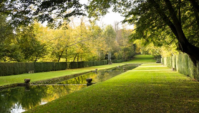 In der Nähe von Paris ist Courances einer der schönsten Gärten Frankreichs und bewohnt ein Schloss Louis XIII., das als historische Denkmäler klassifiziert ist. Der Park von Courances und das Schloss