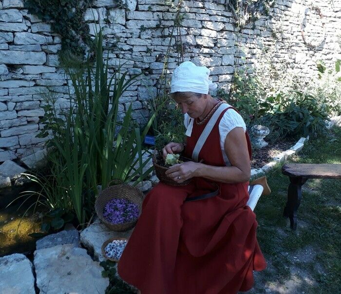 Hélène Bardeau, conteuse professionnelle, botaniste, nous guide au travers du Jardin d'Isabeau à la découverte de plantes, symboles de ce jardin abbatial du XIIIeme siècle ; leur histoire, les ...