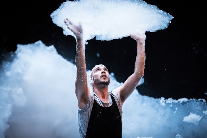 Spectacle jeune public et familial à partir de 2 ans du Théâtre de Romette, dans lequel une montagne de mousse prend vie sous les mains d’un danseur sculpteur. Durée : 30 mn.