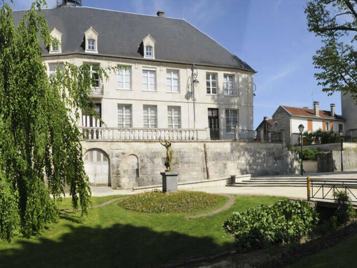 Visite commentée de l'exposition "Monuments de Saint-Dizier" avec des œuvres réalisées par les participants aux ateliers d’art thérapie de l’hôpital André Breton. Venez redécouvrir le théâtre, le Pet…